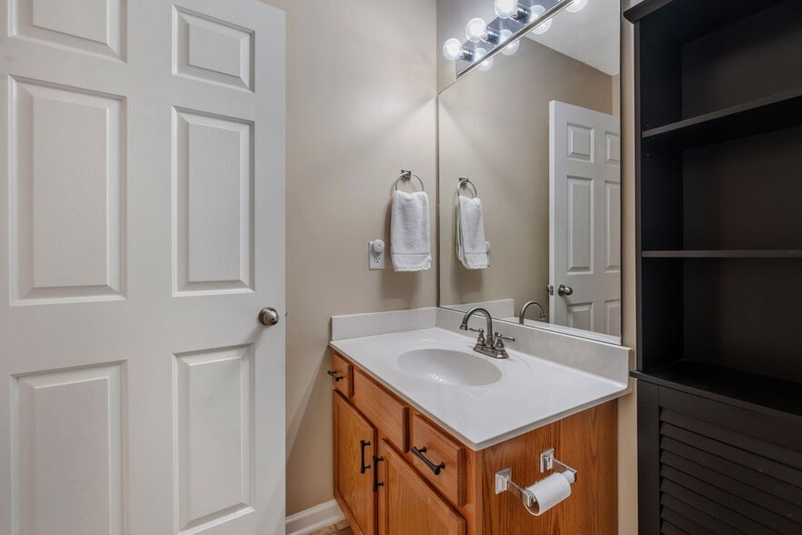 Building Photo - 1345 Bell Rd