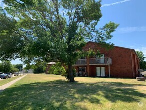 Building Photo - Pine Tree Flats