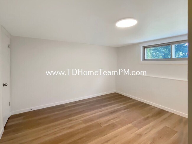 Building Photo - Charming 2-Bedroom Ground Floor Duplex wit...