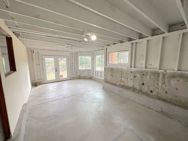 Building Photo - 5 Bedroom Home, 4.61 Acres, Available Near W Woodmen Rd & Westwood Rd!