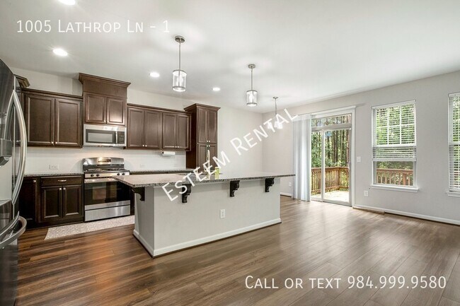 Building Photo - 1005 Lathrop Ln