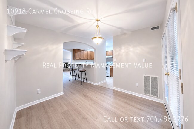 Building Photo - 10918 Carmel Crossing Rd