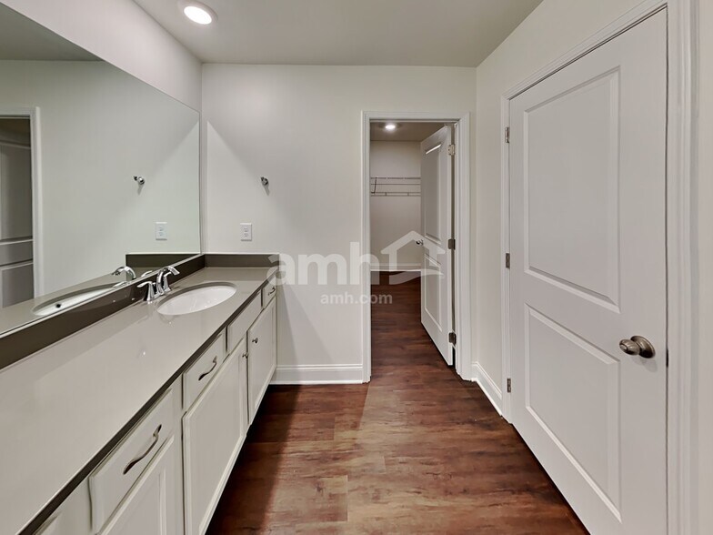 Building Photo - 2062 Windsor Park Ave