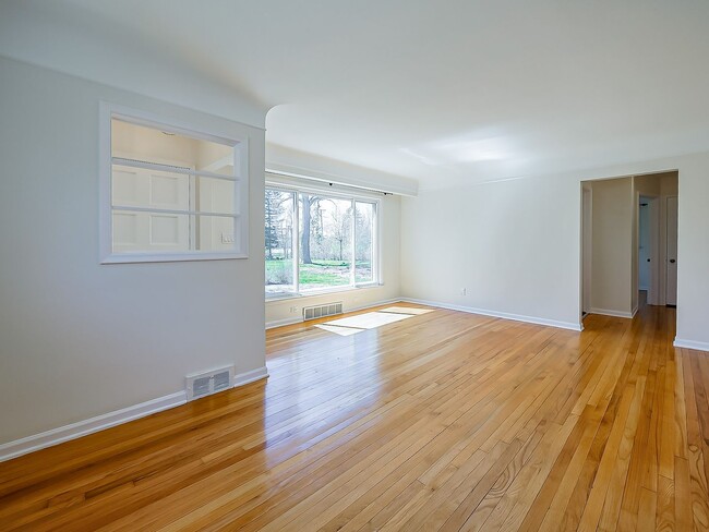 Building Photo - Spacious 3BR Home with Expansive 1-Acre Lot!