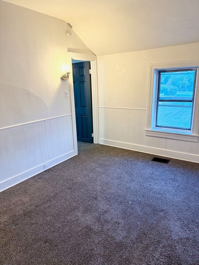 Building Photo - Cozy 2–3 Bedroom, 1 Bath Home with Garage & Sunroom