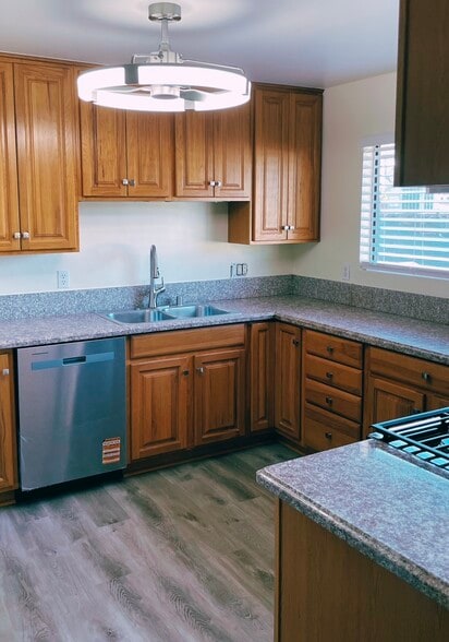 Building Photo - 842 N Screenland Dr