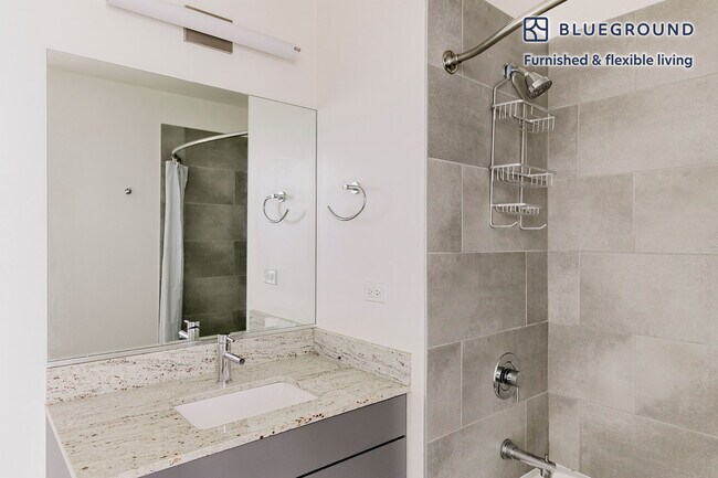 Building Photo - 2340 N California Ave