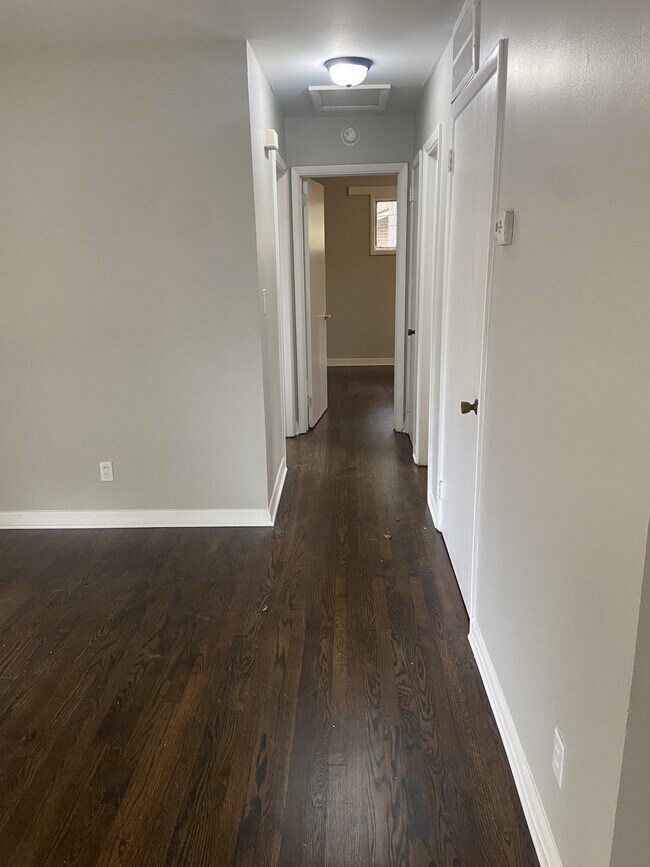 Building Photo - 622 Camrose Dr