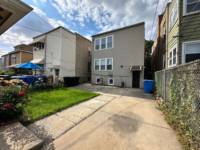 Building Photo - 5244 W Altgeld St