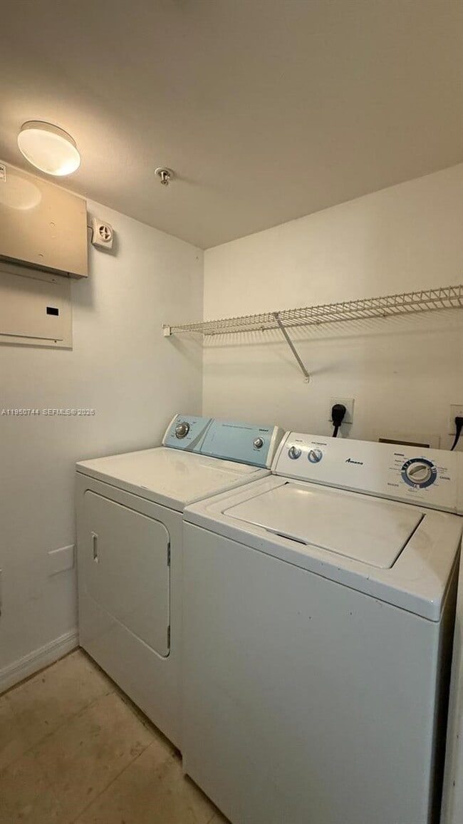 Building Photo - 2494 Centergate Dr