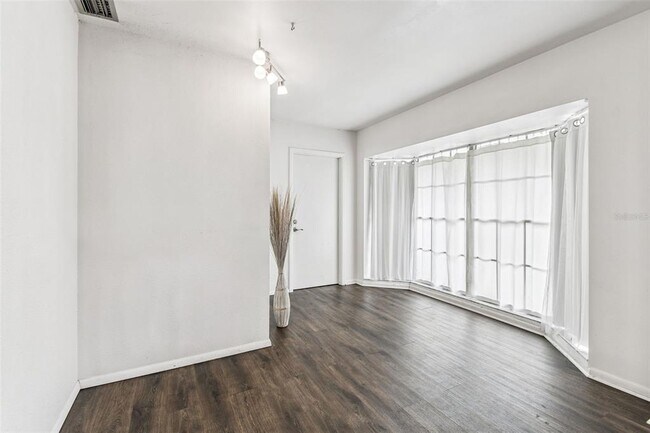 Building Photo - 855 E Brandon Blvd