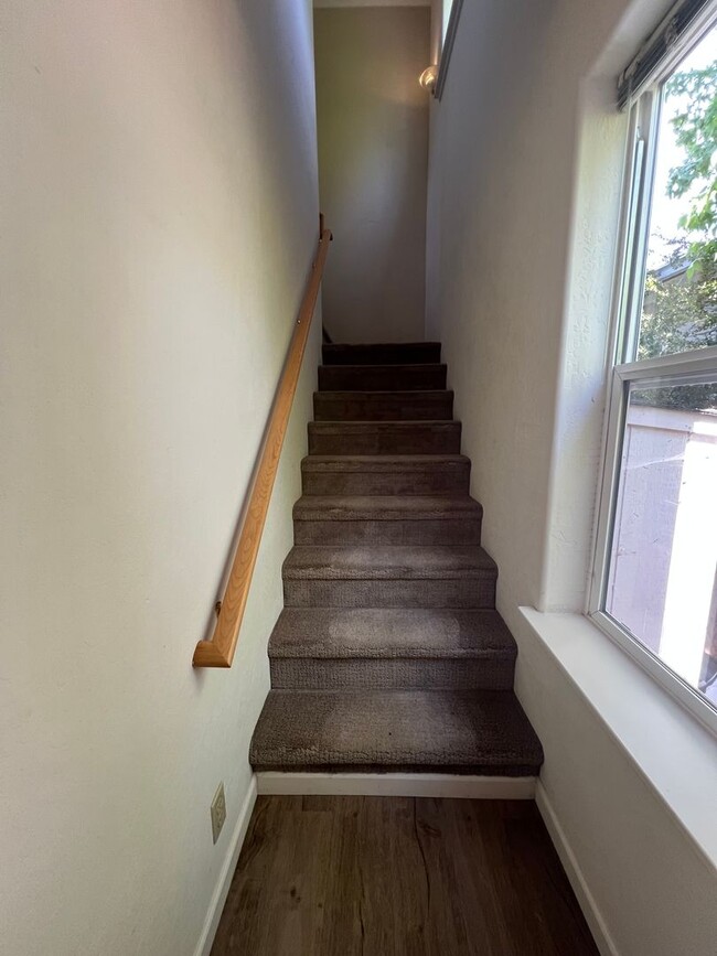 Building Photo - COMING SOON!  2 bed, 2 bath home in the heart of Ashland