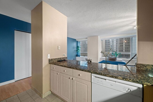 Building Photo - 512 N McClurg Ct