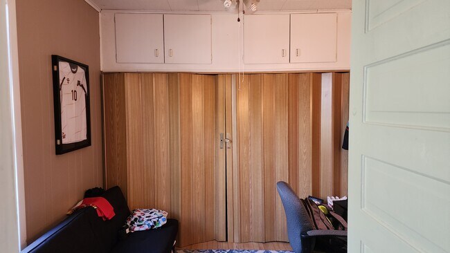 Building Photo - 1410 Breda Ave