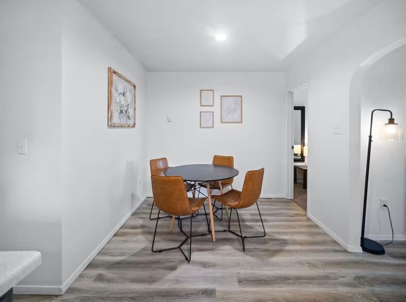 Dining Area - 2117 W Riverside Ave