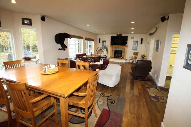 Building Photo - Lovely 4-Bedroom, 2.5-Bathroom Fully Furni...