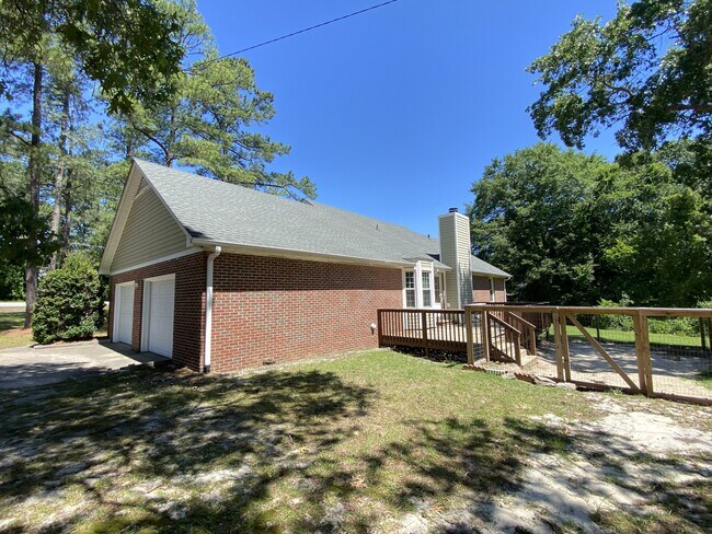 Building Photo - 21 Pineridge Dr