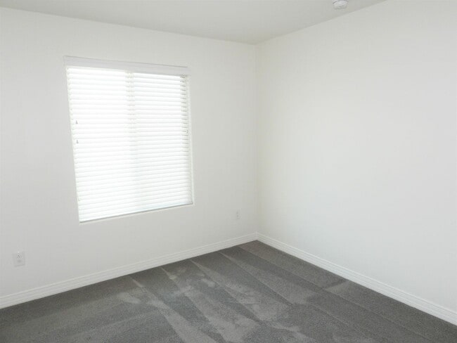 Building Photo - 4 Bedroom 2.5 Bathroom