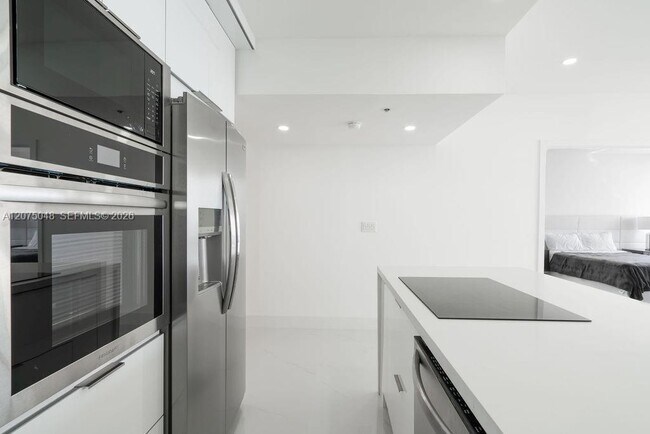 Building Photo - 7601 E Treasure Dr