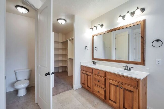 Building Photo - Beautiful Townhouse w attached 2 car garage in Orem