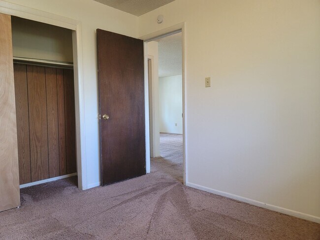 Building Photo - 2870 Montebello Dr W