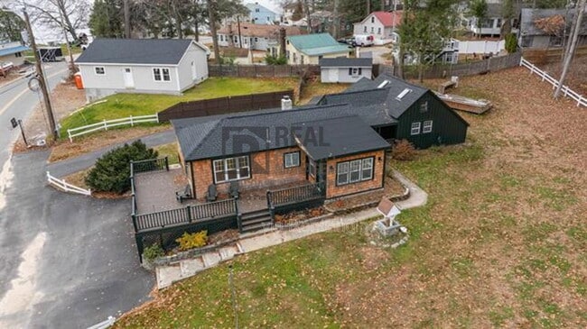 Building Photo - 94 Lakeshore Dr