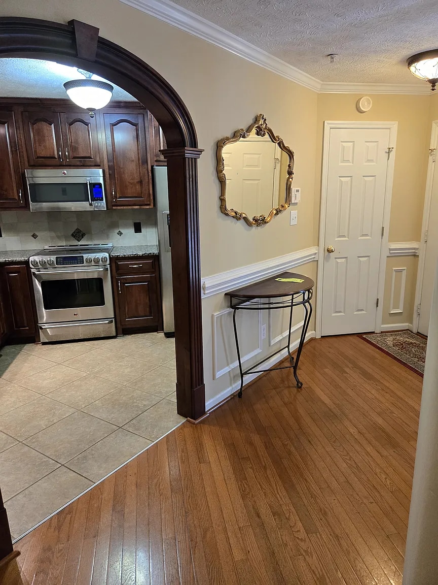 Entrance/Kitchen - 322 Bubble Creek Ct