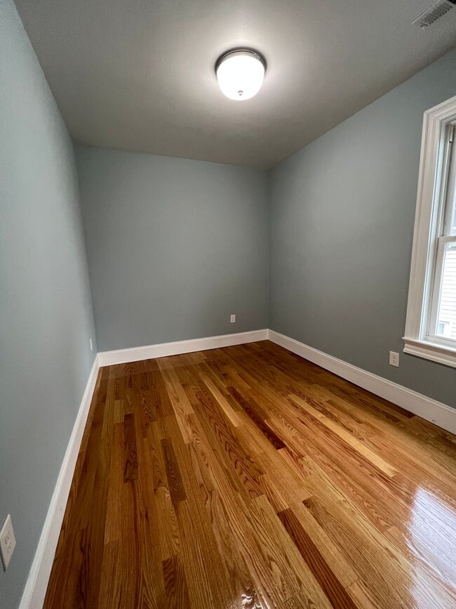 Building Photo - Large 2 Bedrooms Plus a Bonus Room. 2 Full...