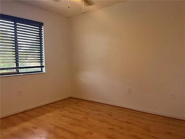 Building Photo - 1556 N 15th Terrace