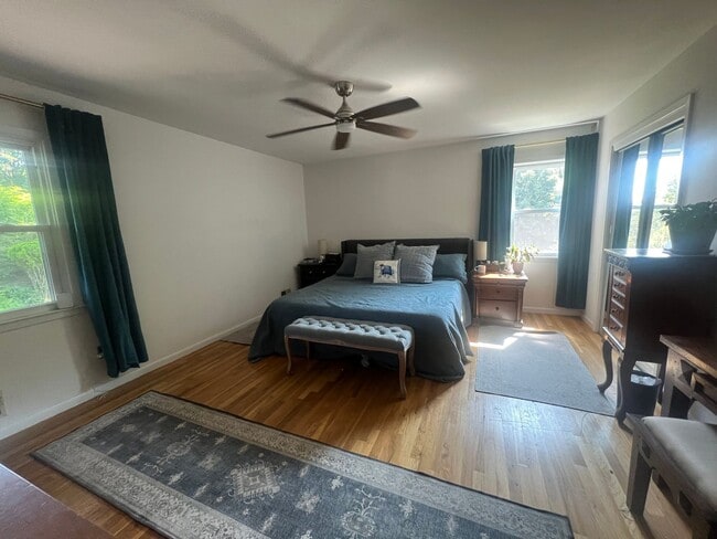 Building Photo - Spacious Well Maintained 3 Bedroom 2.5-Bat...