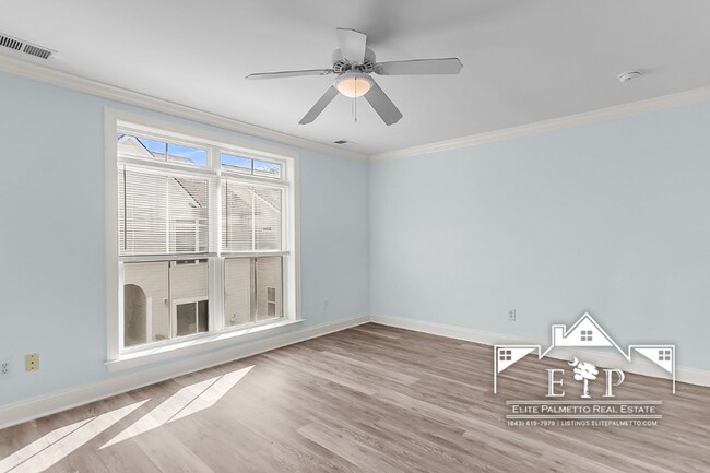 Building Photo - Charming Townhouse Near the Heart of Charleston – Comfort & Convenience in One!