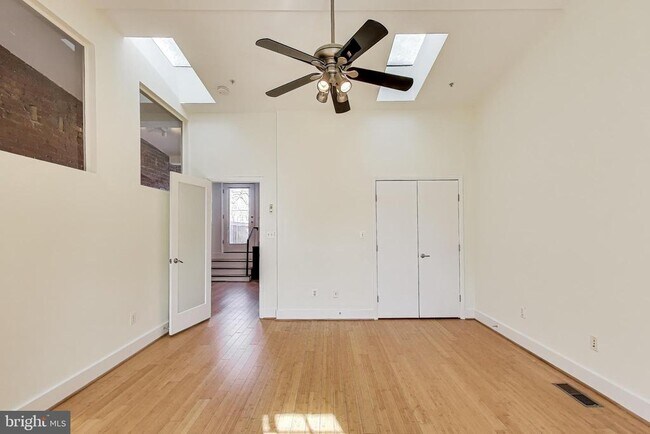 Building Photo - 1129 Columbia Rd NW