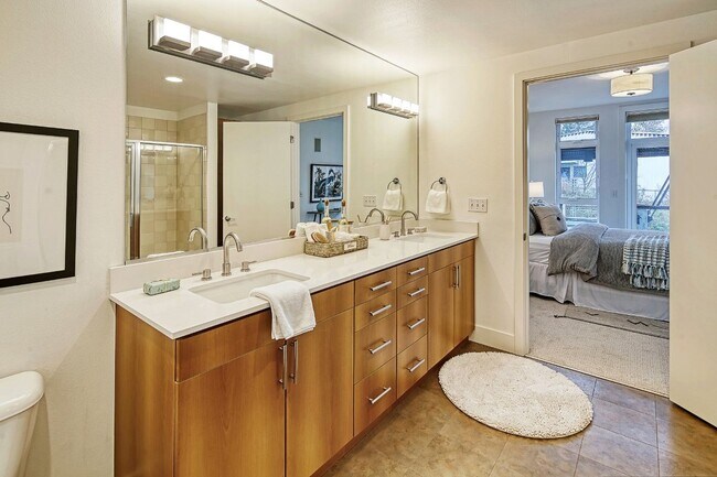 Building Photo - 2Bd/2Ba Seattle Condo