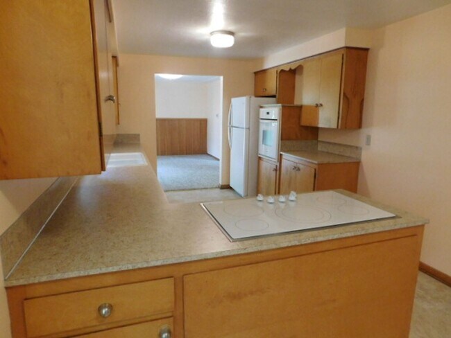 Building Photo - 3Bd/2Ba Single Story House - Available To ...