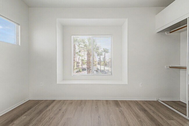 Building Photo - Gated 3 Bedroom condo located just off 215 & Eastern!