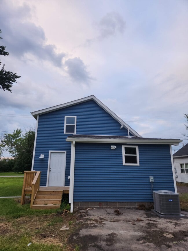 Building Photo - 4717 Fox Ave