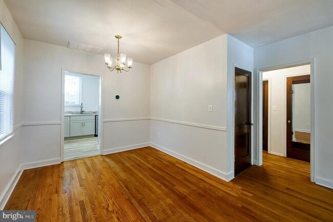 Building Photo - 4851 Crescent St