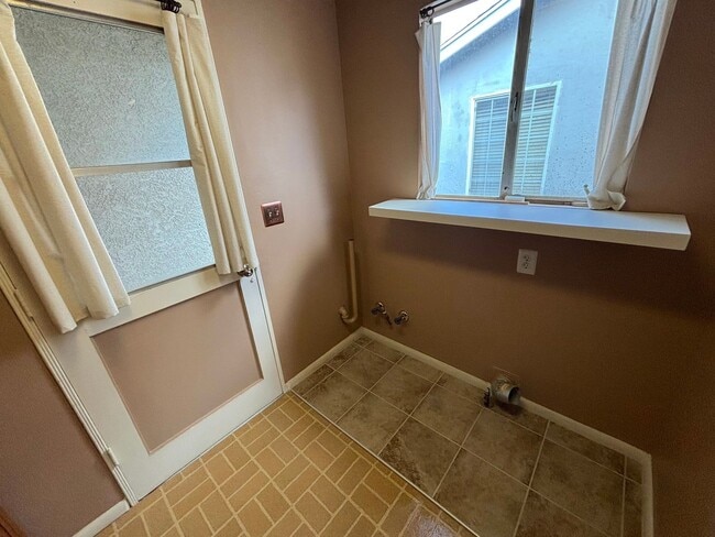 Building Photo - 3 bedroom home in Lakewood available now