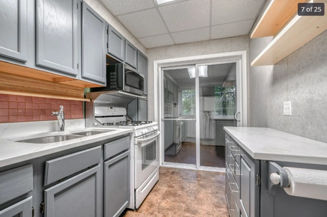 Building Photo - 3 Bedroom with Huge Rear yard