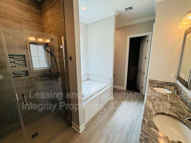 Building Photo - 113 Oak Village Dr
