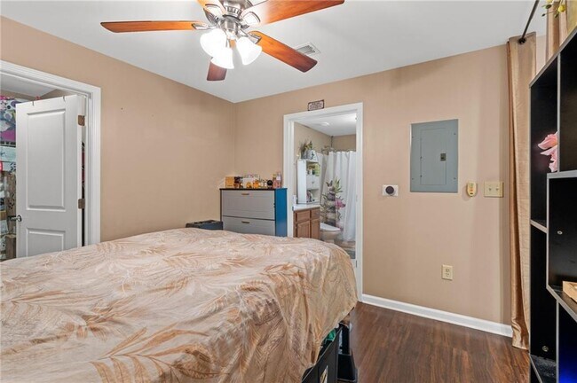 Building Photo - 3040 Peachtree Rd NW