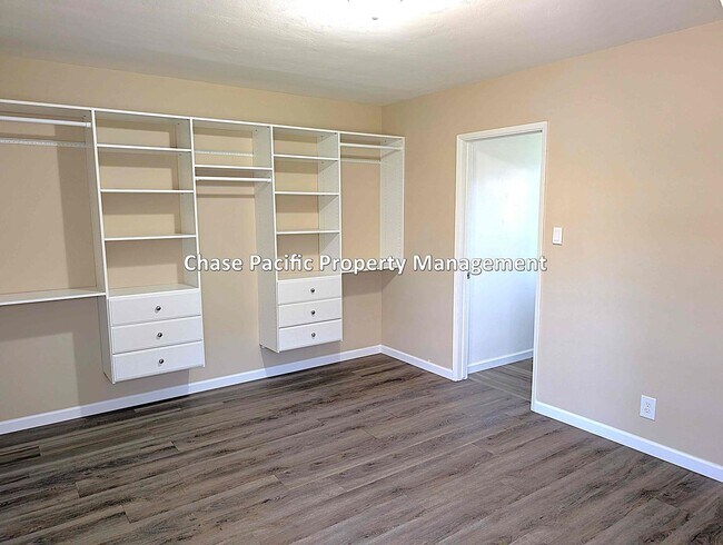 Building Photo - One bed one bath downstairs apartment