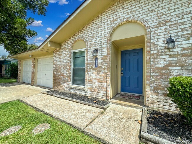Building Photo - 217 Mary Ann Dr