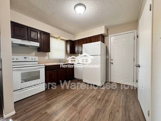 Building Photo - 910 SE 10th St