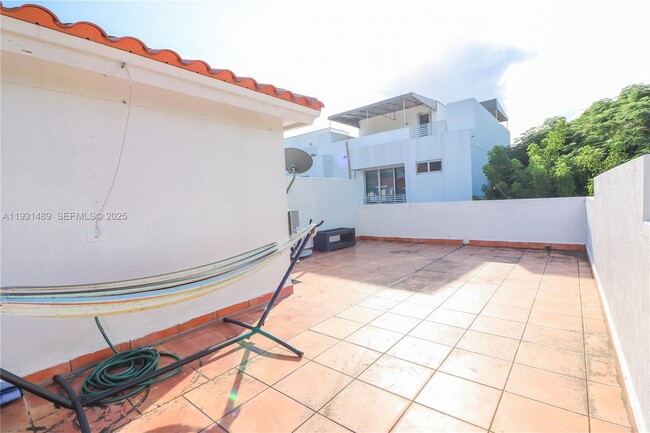 Building Photo - 2947 Coconut Ave