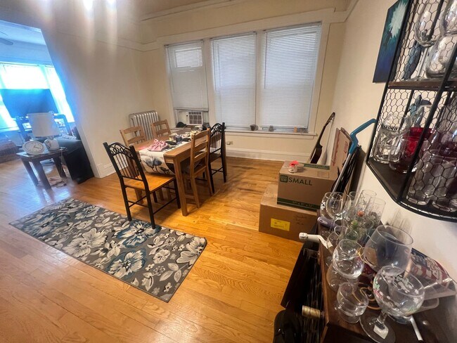 Building Photo - Lovely and Very Large Ravenswood Manor 1 BR