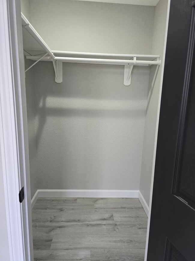 Building Photo - 2 Bedroom , 1 Bathroom Apartment!