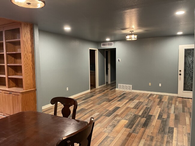 Building Photo - 9517 Mcintosh Dr