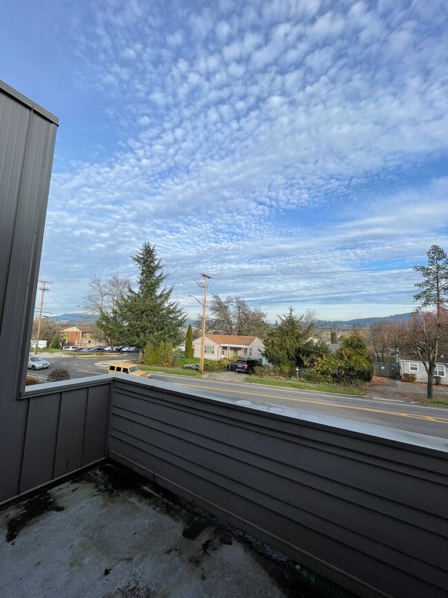 Building Photo - Modern 2 Bedroom, 2.5 Bathroom Bi-Level Du...