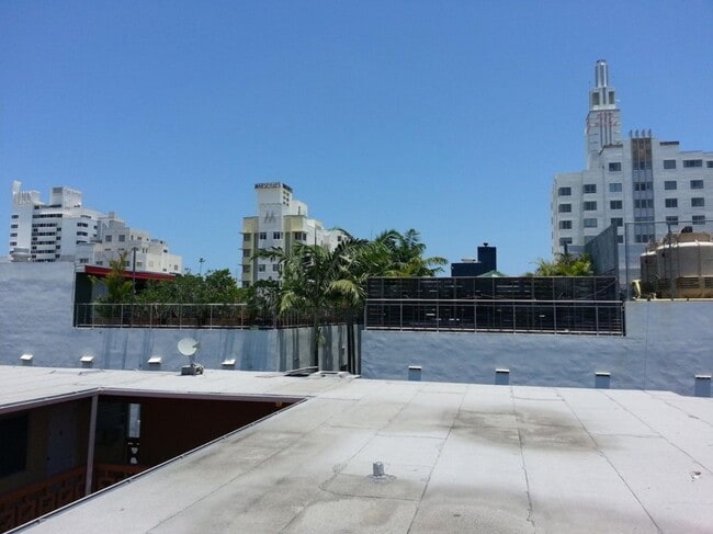 Building Photo - 1725 James Ave